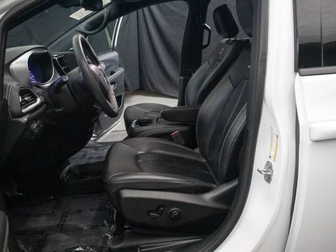 Used 2024 Chrysler Pacifica Limited FWD image 20