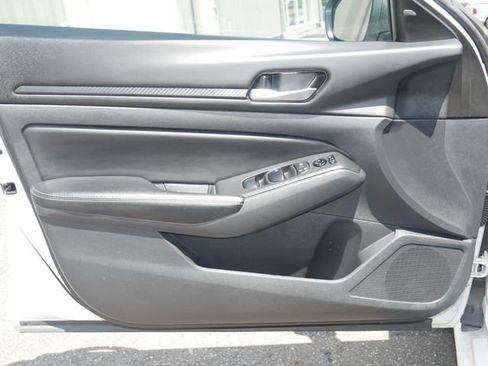 Used 2024 Nissan Altima 2.5 SV FWD image 11
