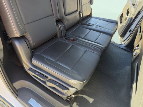 Used 2022 GMC Yukon XL SLT w/ SLT Luxury Package image 35