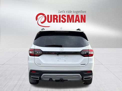 Used 2025 Honda Pilot Touring image 3