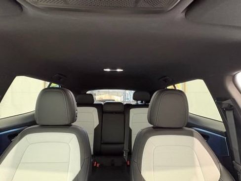 New 2025 Chevrolet Equinox EV LT FWD image 32