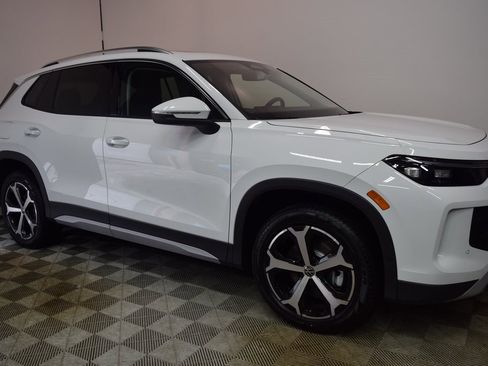 New 2025 Volkswagen Tiguan SE image 3