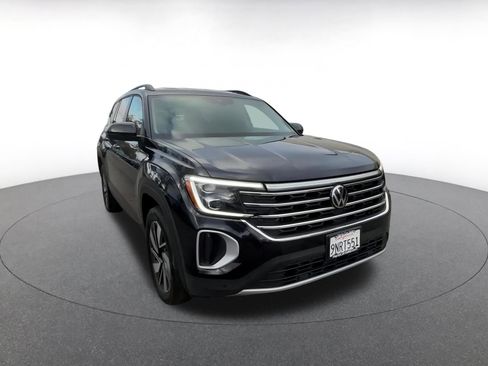 Used 2025 Volkswagen Atlas SE image 3