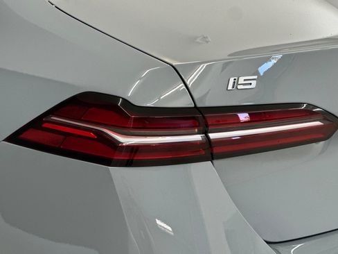 Used 2026 BMW i5 eDrive40 w/ M Sport Package RWD image 29