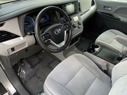 Used 2019 Toyota Sienna LE w/ Carpet Mat Package FWD image 26