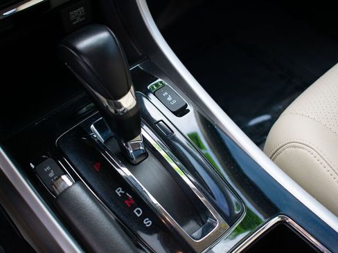 Used 2017 Honda Accord Touring image 18