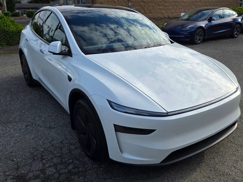 Used 2026 Tesla Model Y AWD image 3