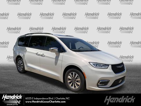 Used 2021 Chrysler Pacifica Limited w/ Uconnect Theater Family Group FWD image 1