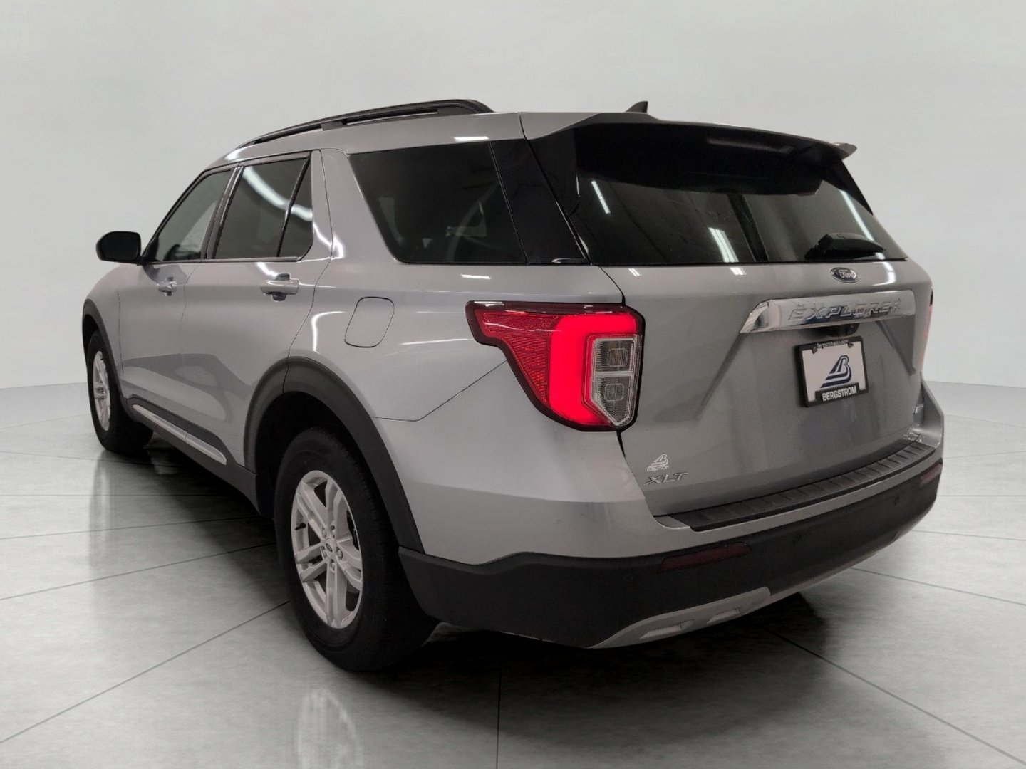 Used 2024 Ford Explorer XLT w/ Equipment Group 202A AWD/4WD image 49