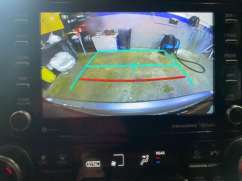 Used 2021 Toyota Highlander XLE image 13