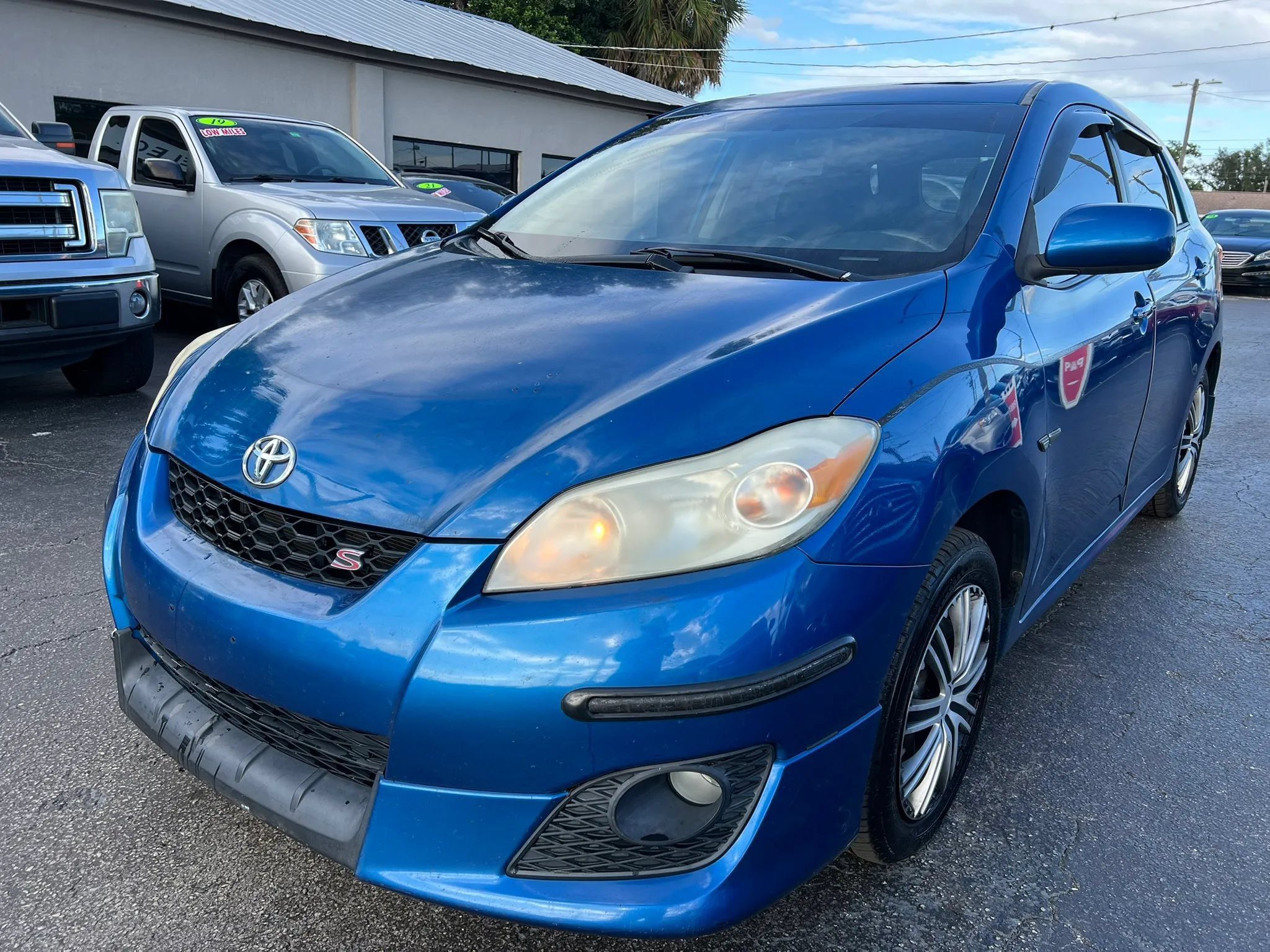 Used 2009 Toyota Matrix S w/ All Weather Guard Pkg FWD image 2