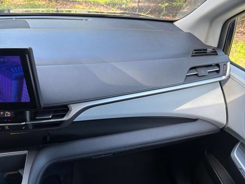 Used 2025 Toyota Sienna XLE FWD image 38