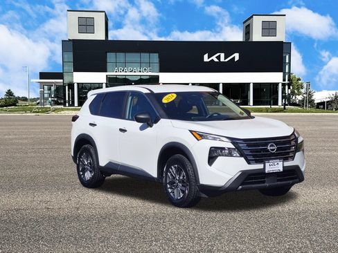 Used 2024 Nissan Rogue S AWD/4WD image 2