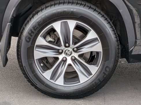 Certified 2023 Toyota Highlander XLE image 11