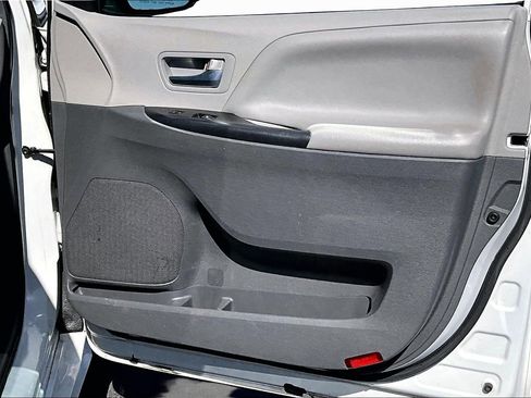 Used 2019 Toyota Sienna LE FWD image 14