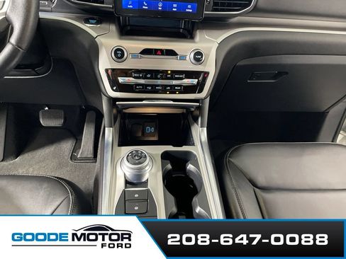 Used 2022 Ford Explorer XLT w/ Equipment Group 202A AWD/4WD image 17