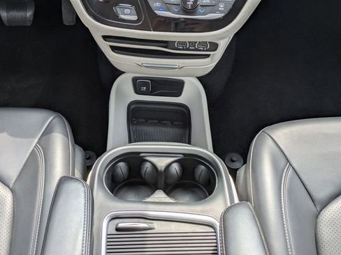 Used 2023 Chrysler Pacifica Touring-L FWD image 21