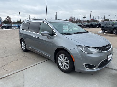 Used 2019 Chrysler Pacifica Touring-L image 11