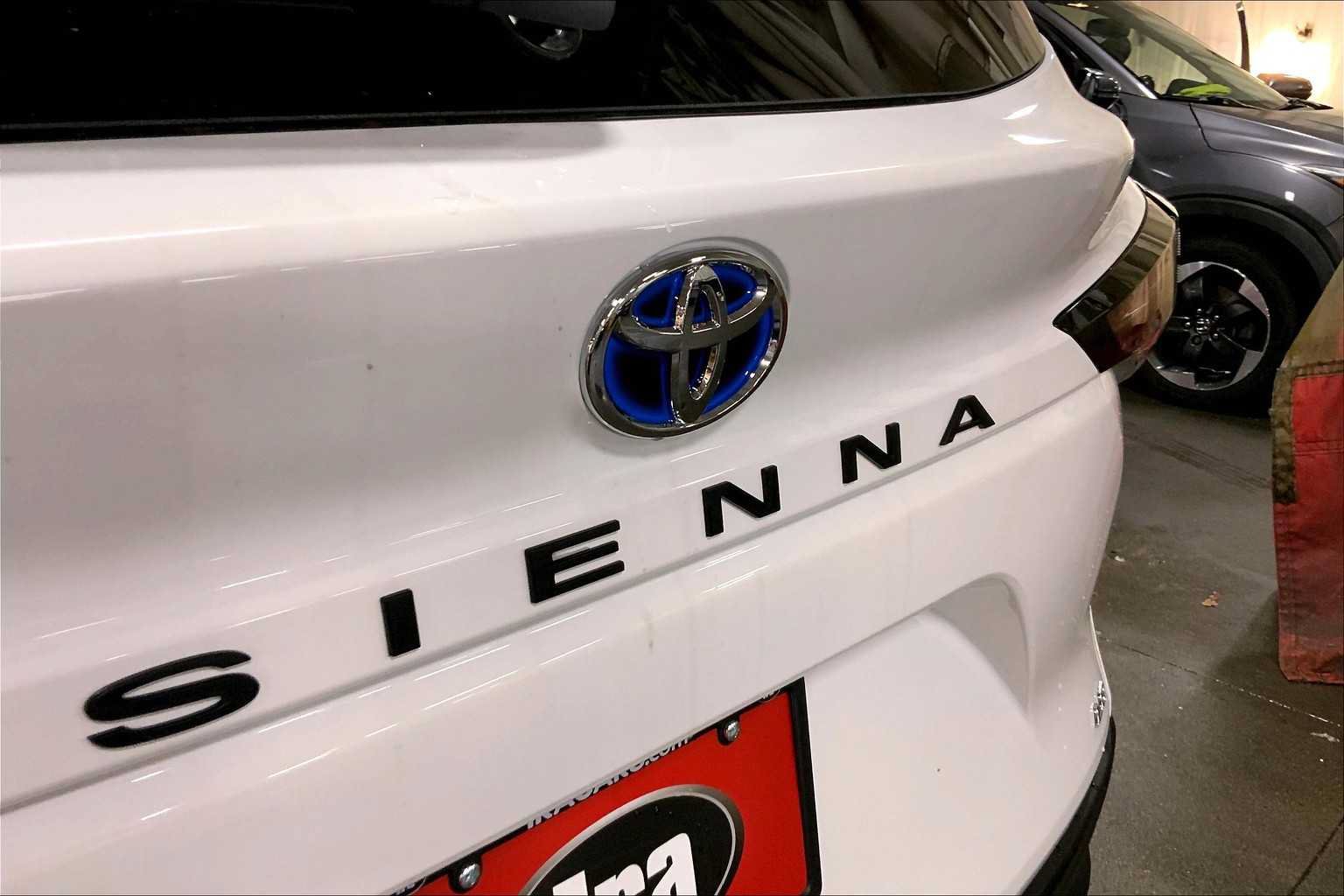 Used 2025 Toyota Sienna LE AWD/4WD image 15