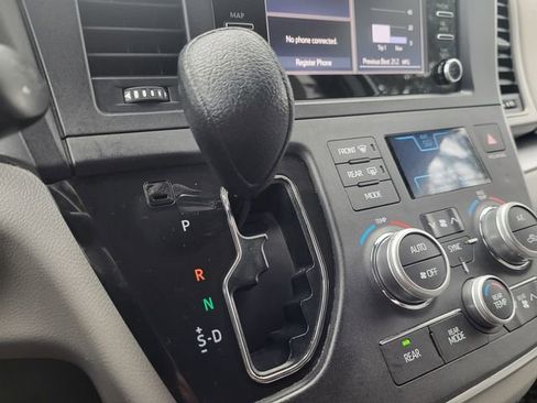 Used 2020 Toyota Sienna L image 19