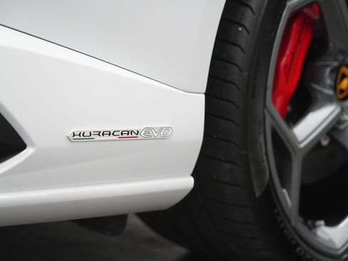 Used 2024 Lamborghini Huracan EVO image 15