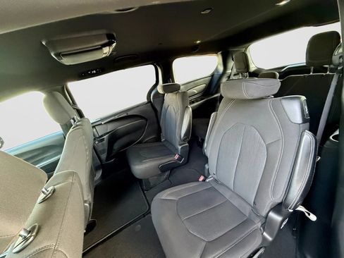 Used 2021 Chrysler Pacifica Touring w/ Cold Weather Group AWD/4WD image 15