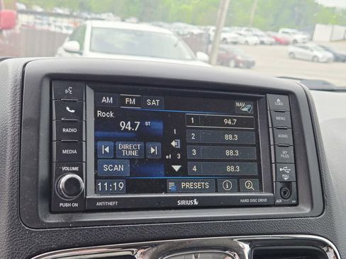 Used 2014 Chrysler Town & Country Touring-L FWD image 13