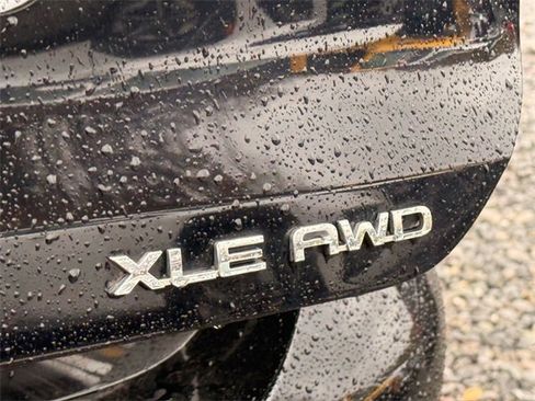 Used 2021 Toyota Highlander XLE image 24