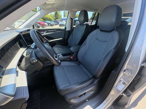 Used 2026 Volkswagen Tiguan SE FWD image 38