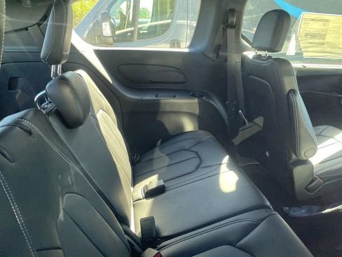 New 2026 Chrysler Pacifica Select image 28