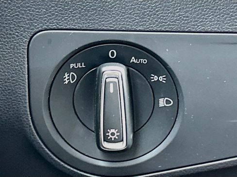 Used 2018 Volkswagen Tiguan SEL FWD image 34