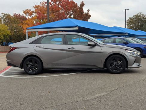 Used 2022 Hyundai Elantra SEL image 3