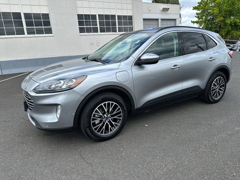Used 2022 Ford Escape Titanium w/ Titanium Premium Package FWD image 2