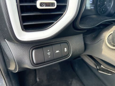 Used 2022 Hyundai Venue Limited image 19