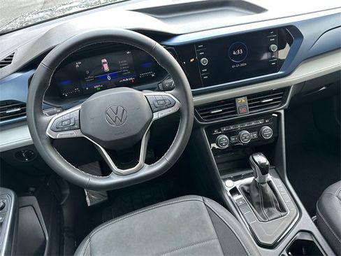 Certified 2024 Volkswagen Taos SE image 28