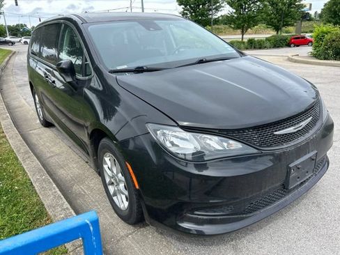 Used 2023 Chrysler Voyager LX FWD image 4