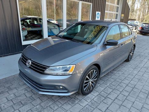Used 2016 Volkswagen Jetta Sport image 2