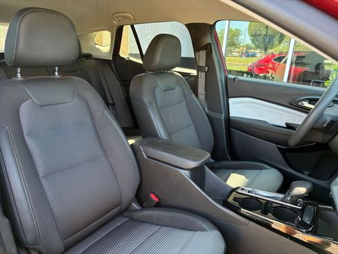 Used 2025 Chevrolet Trax LT FWD image 35