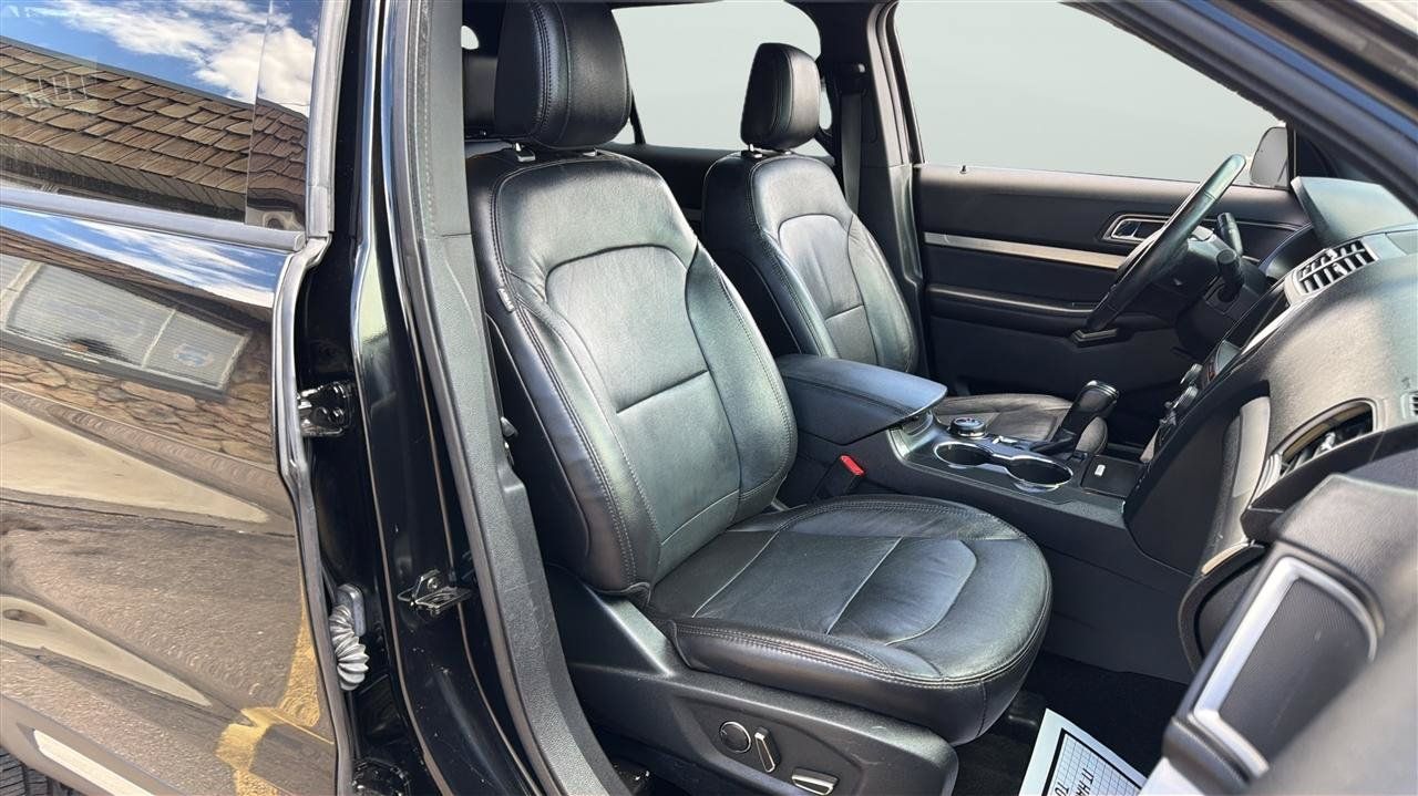 Used 2018 Ford Explorer XLT w/ Equipment Group 202A AWD/4WD image 14