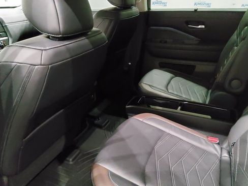 Used 2024 Nissan Pathfinder Platinum image 15