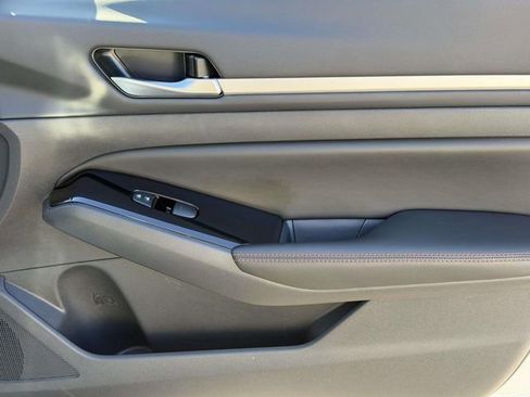 Used 2025 Nissan Altima 2.5 SR image 17