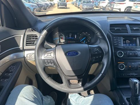 Used 2017 Ford Explorer XLT image 9