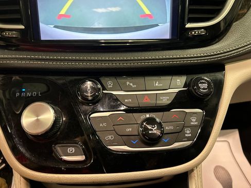 Used 2024 Chrysler Pacifica Limited w/ Uconnect Theater Family Group AWD/4WD image 19