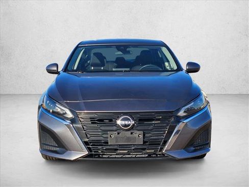 Used 2023 Nissan Altima 2.5 SV image 2