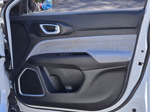 Used 2025 Jeep Compass Latitude image 5