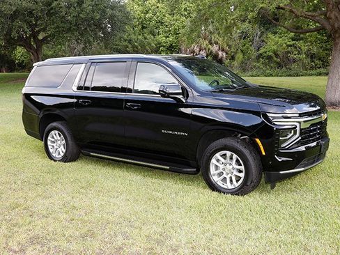 Used 2025 Chevrolet Suburban LS RWD image 4