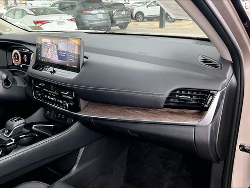 Certified 2025 Nissan Rogue Platinum w/ Platinum Premium Package image 18