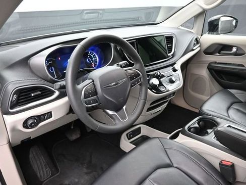 Used 2024 Chrysler Pacifica Limited FWD image 14