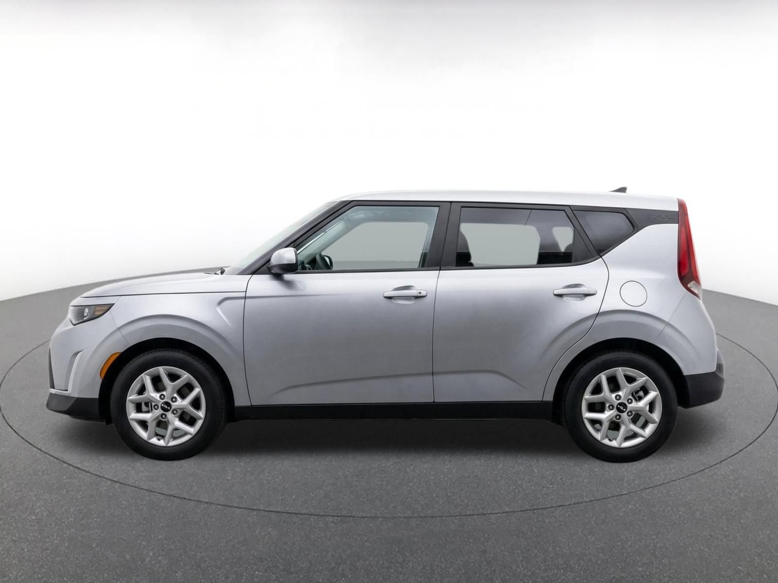 Used 2025 Kia Soul LX w/ LX Technology Package FWD image 4