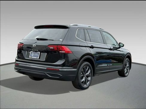 Certified 2023 Volkswagen Tiguan SE image 4